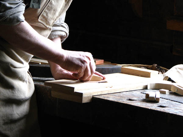 Nuestro equipo de profesionales cuenta  con muchos aÃ±os de contrastada <strong>experiencia</strong> en el sector de la <strong>carpinterÃ­a de madera en Fuente el Saz de Jarama</strong>.